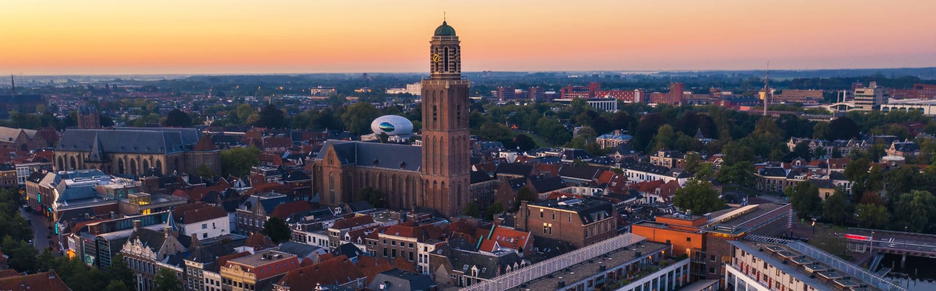 Foto van de binnenstad van Zwolle. Zichtbaar is de Peperbus met daarachter Museum de Fundatie.