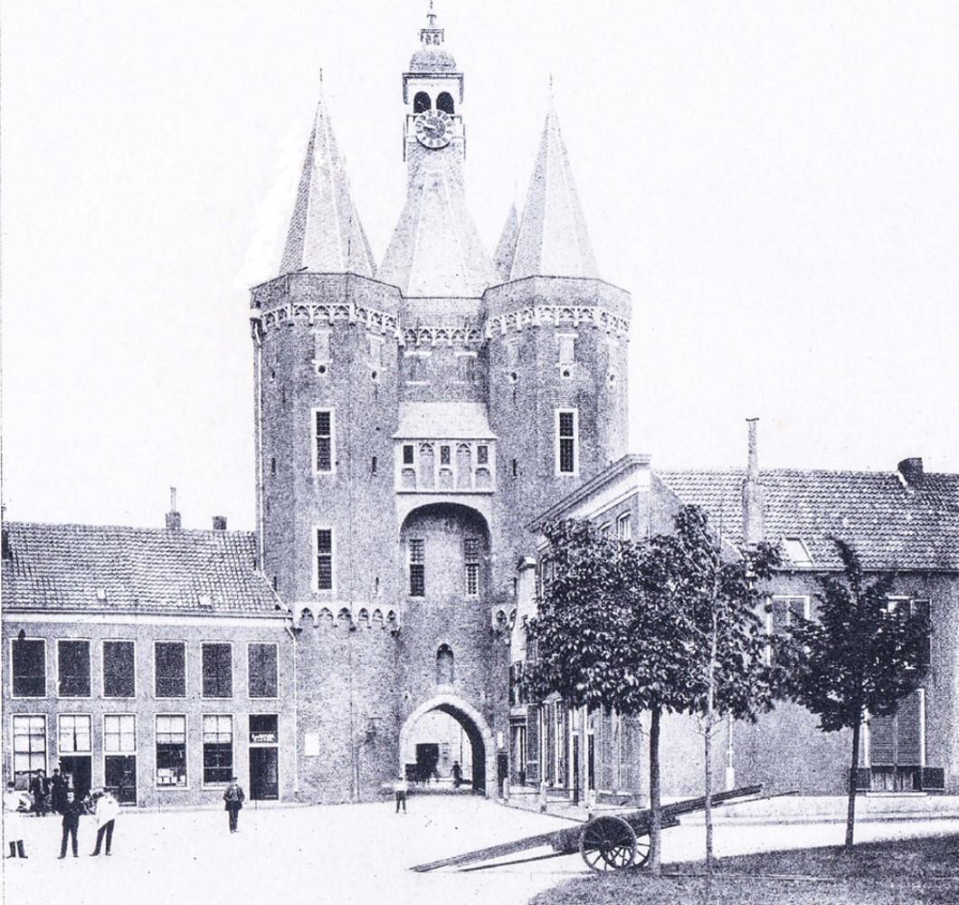 Een oude foto van de Sassenpoort