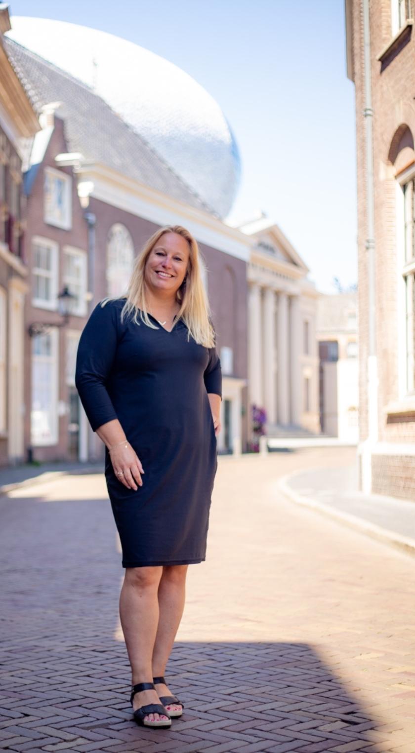 Recruiter Diana Katuin staat in de Koestraat met op de achtergrond Museum de Fundatie.
