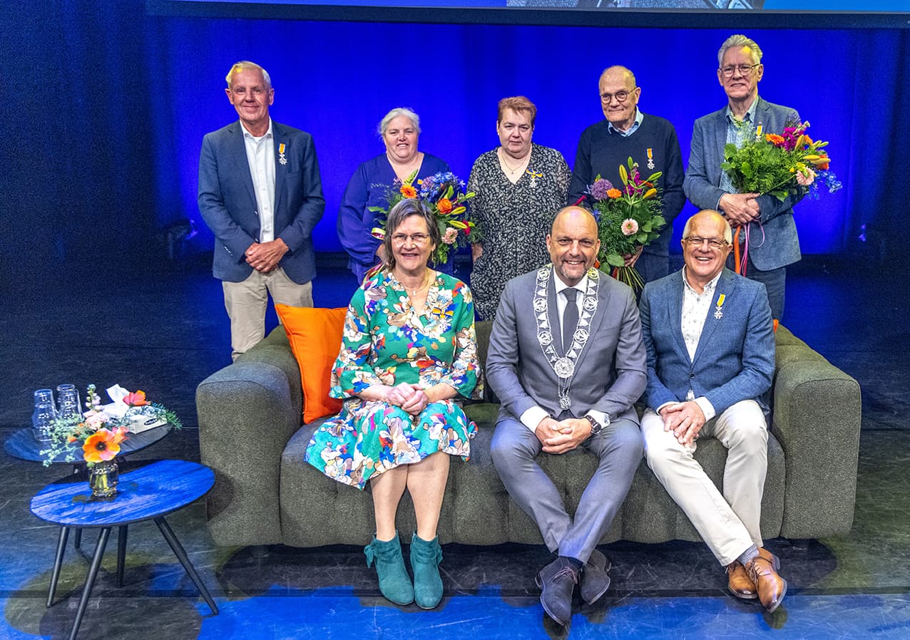 Burgemeester Peter Snijders met een aantal gedecoreerden.