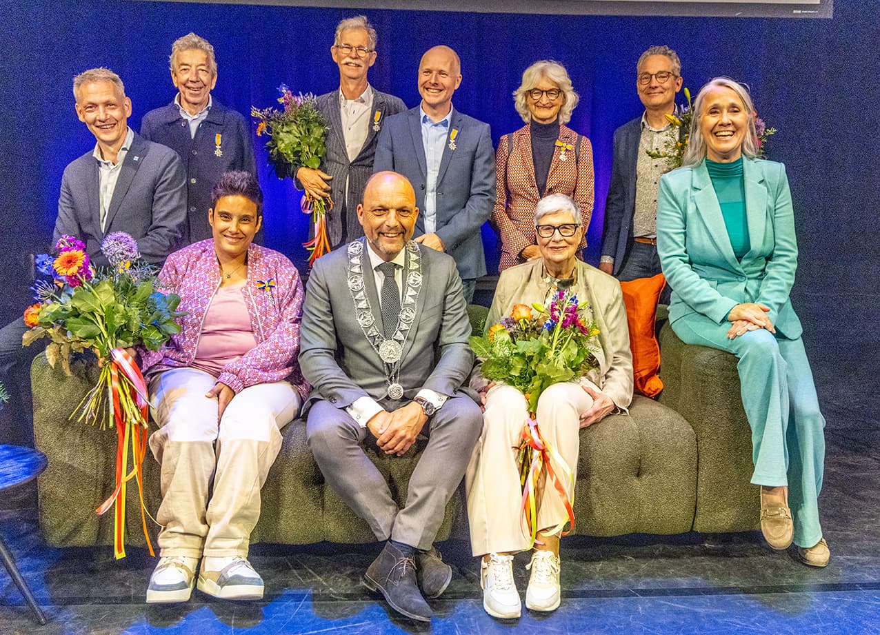 Burgemeester Peter Snijders en wethouders Michiel van Willigen en Anja Roelfs met een aantal gedecoreerden.