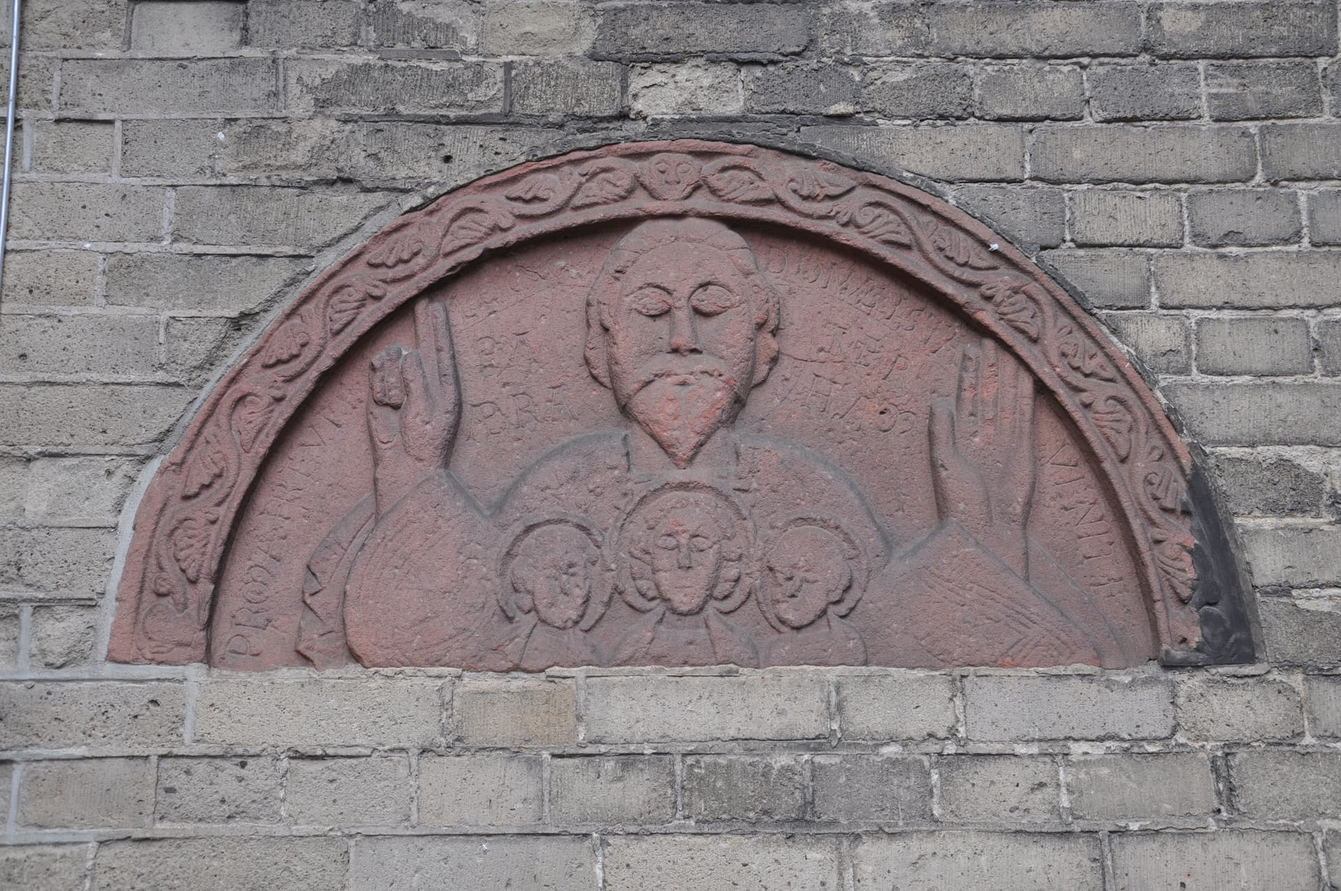 Timpaan van rode Bremer zandsteen in de Grote Kerk (Erfgoed gemeente Zwolle)