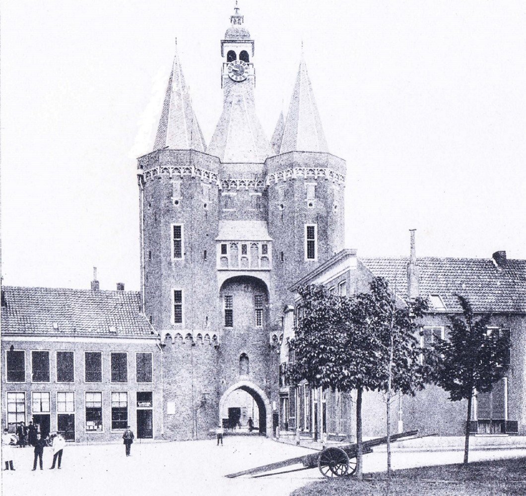 Een oude foto van de Sassenpoort