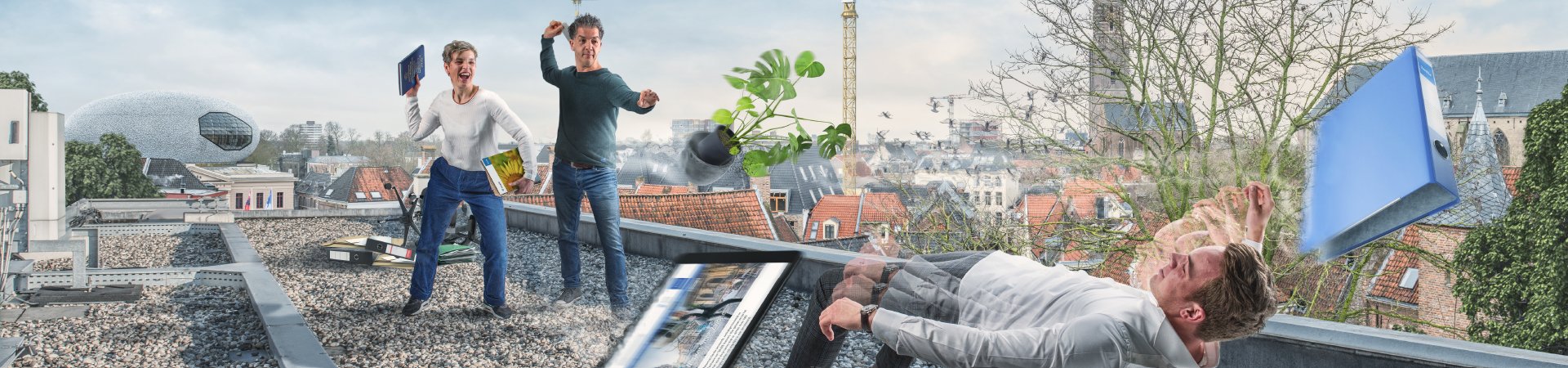 Collega's ontwijken papier dat naar hen toe wordt gegooid.