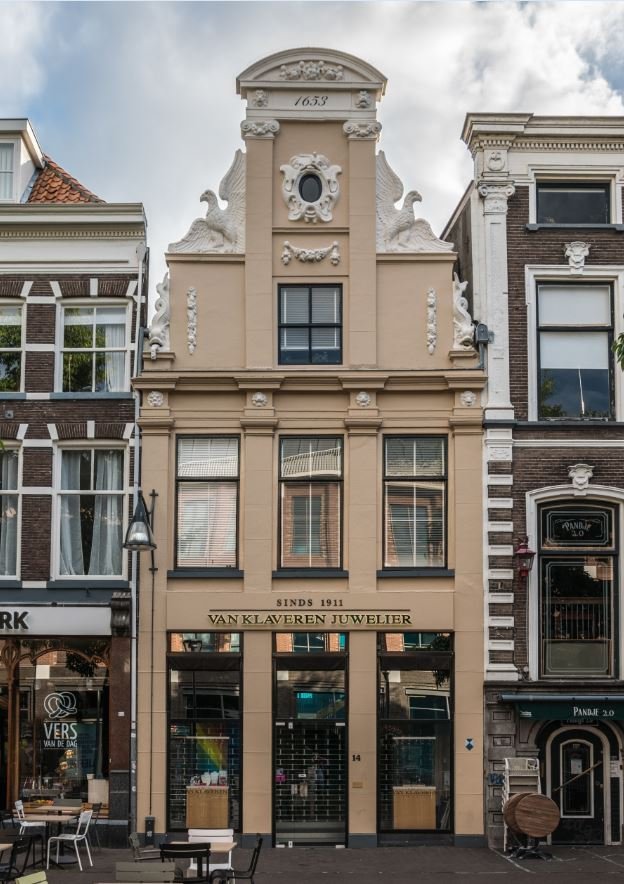 Huis met classicistische halsgevel