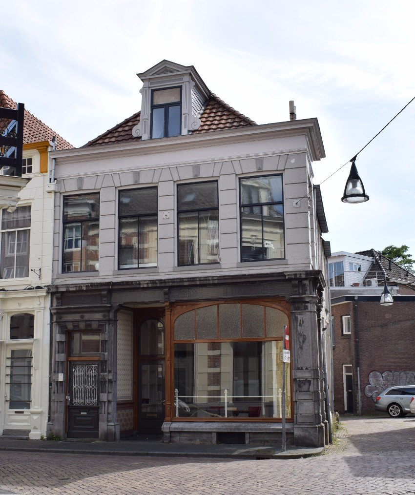 Foto van de Winkel met Bovenwoning