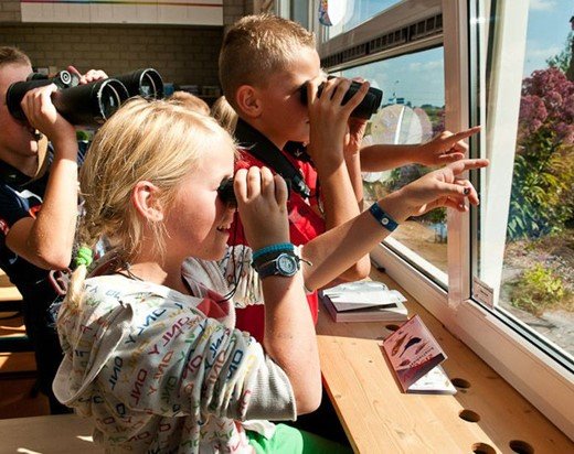Kinderen tellen tuinvogels