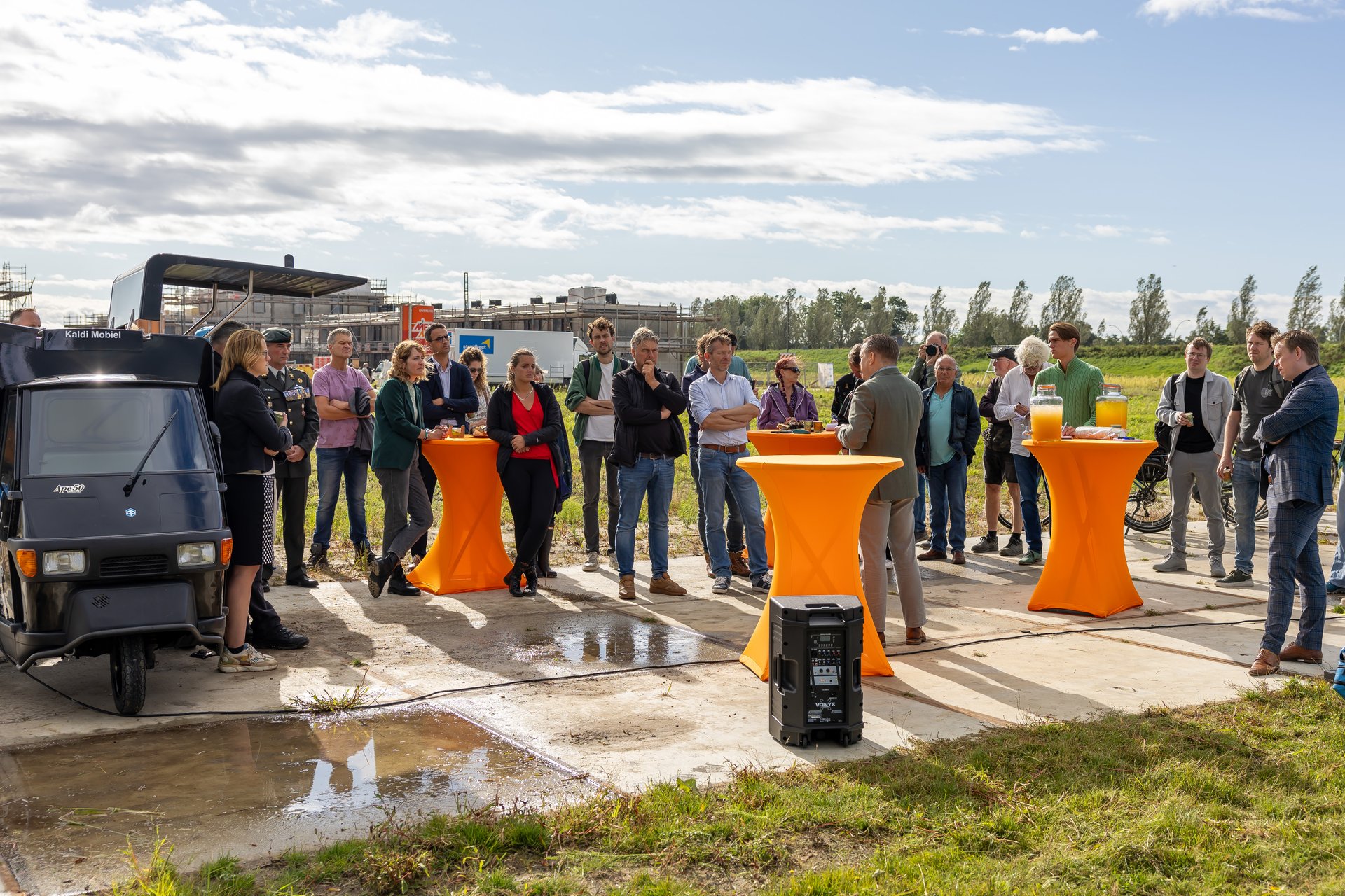 Aanwezigen bij de onthulling van de Tankgrachtbrug in De Tippe, Stadshagen.