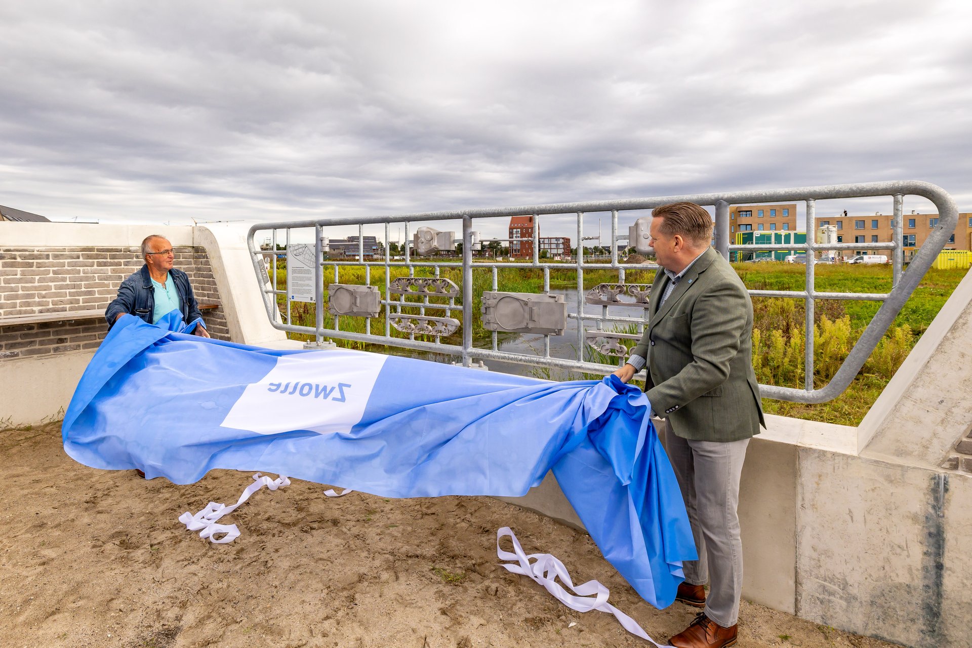 Onthulling van de Tankgrachtbrug in De Tippe (Stadshagen) door wethouder Arjan Spaans en inwoner Klaas Schuuring.