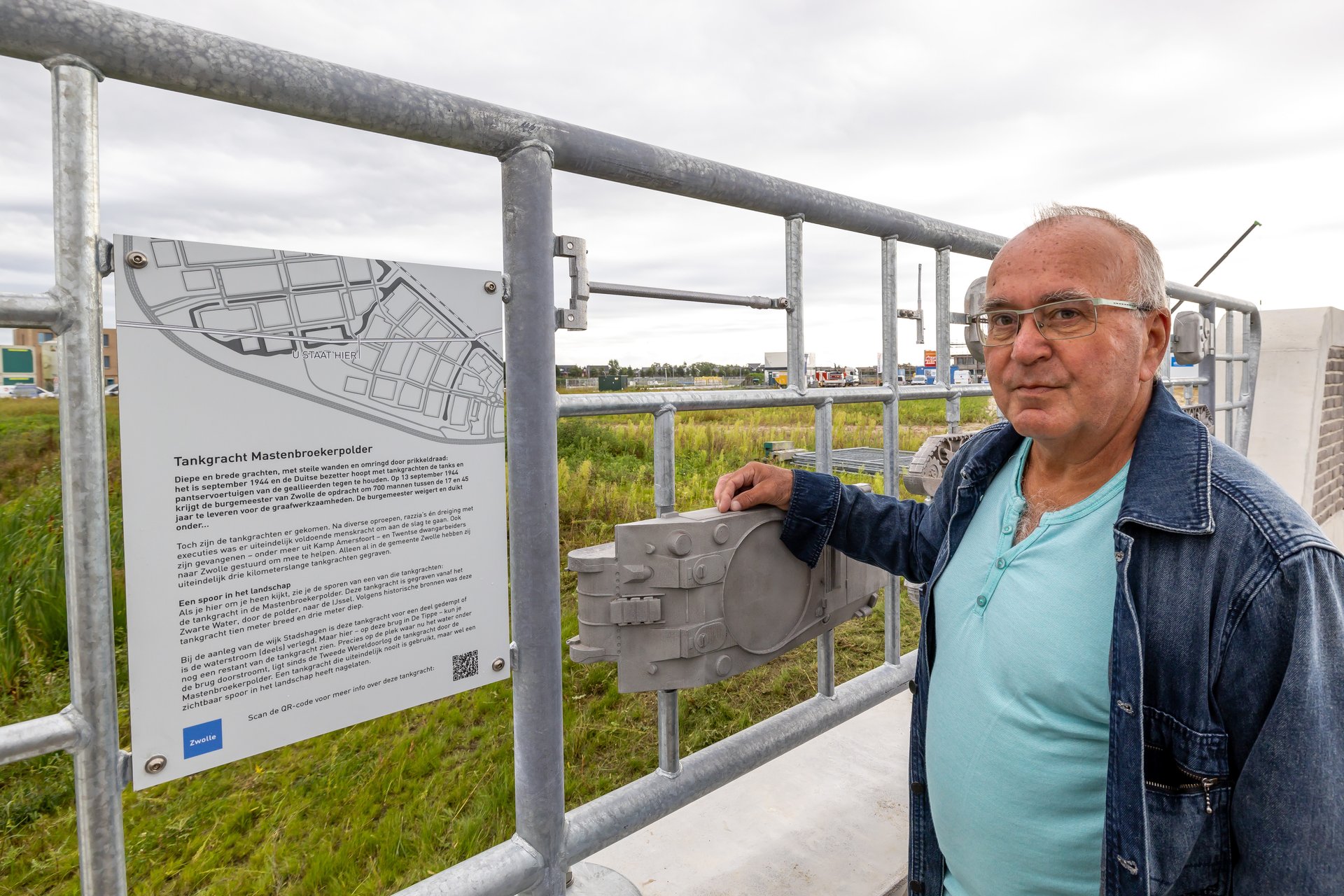 Inwoner Klaas Schuuring bij de Tankgrachtbrug in De Tippe, Stadshagen.