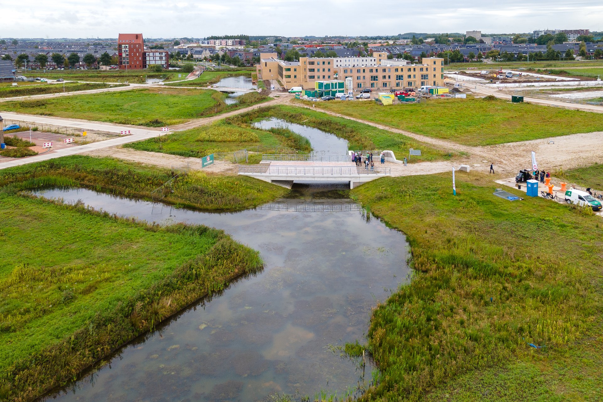 Luchtfoto van de onthulling van de Tankgrachtbrug in De Tippe, Stadshagen.