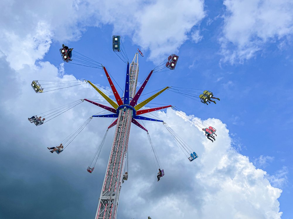 De hoge Sky Glider geeft je een prachtige uitzicht over de stad.