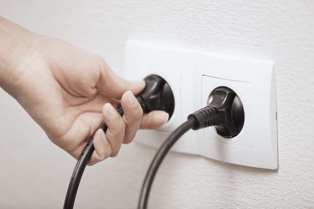 Stopcontact met hierin twee stekkers.