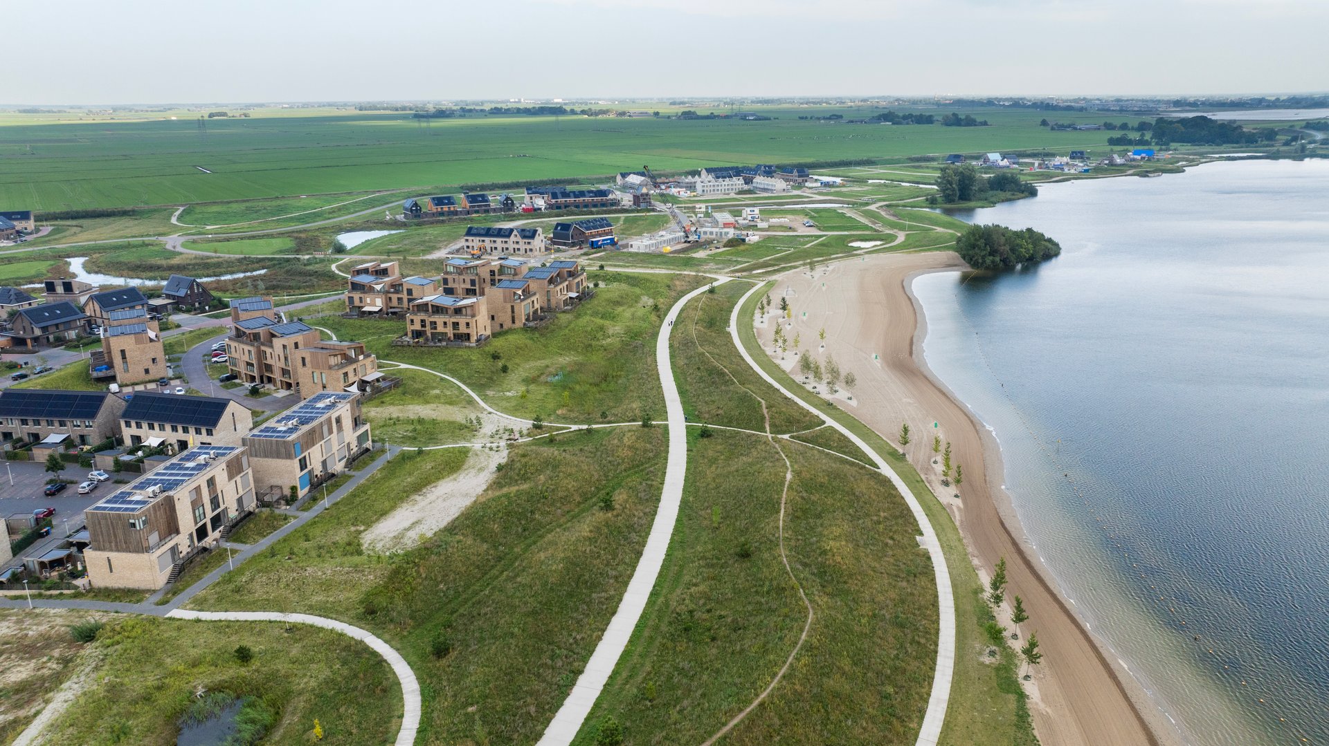 Dronefoto van noordzijde Breezicht en Milligerplas