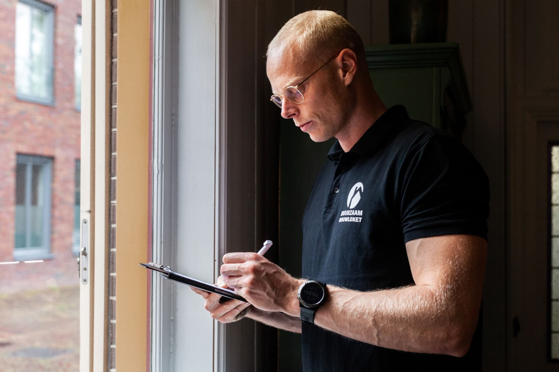 Sander Toering van het duurzaam bouwloket aan het werk