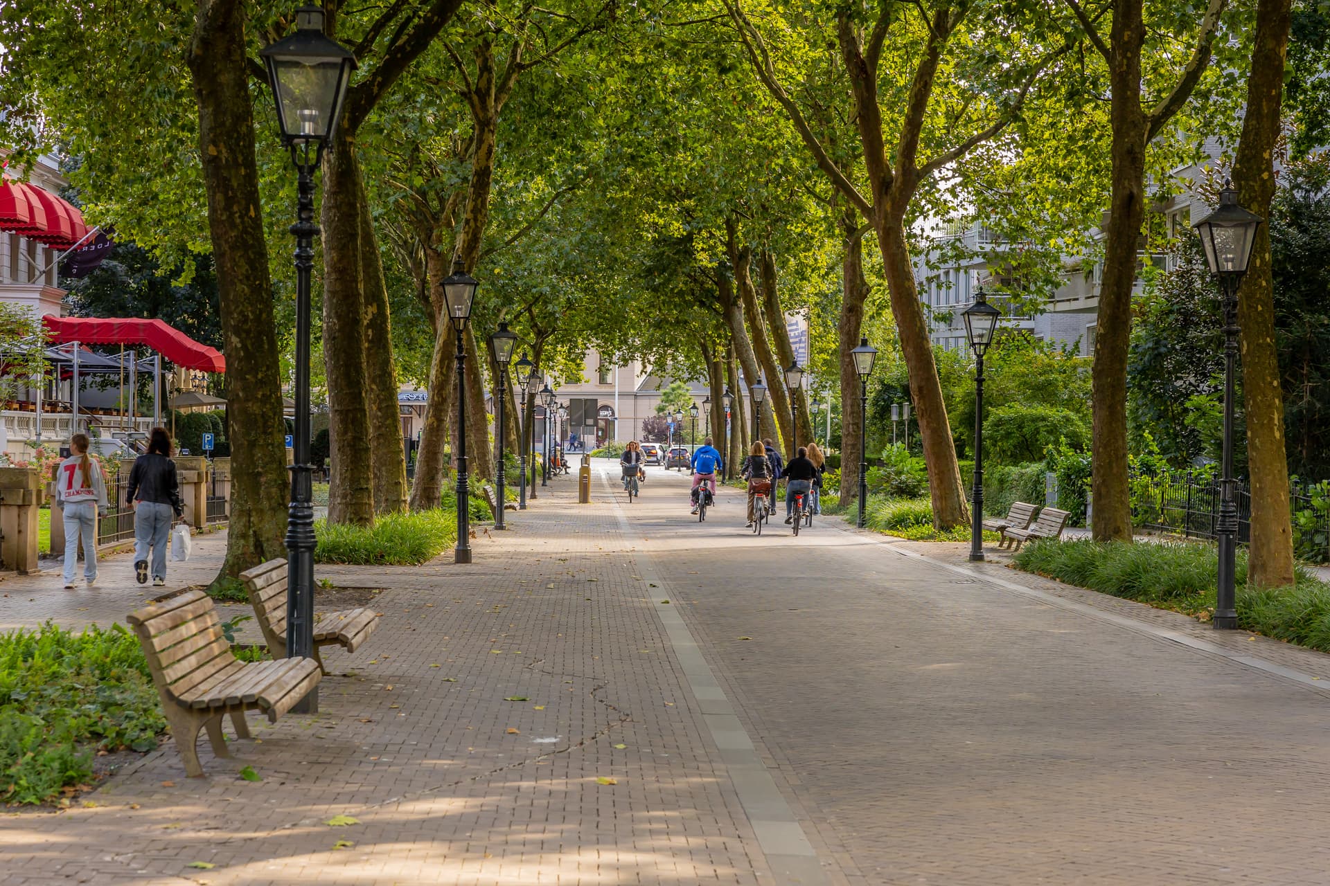 Wandelen en fietsen in Stationslaan (Pedro Sluiter)