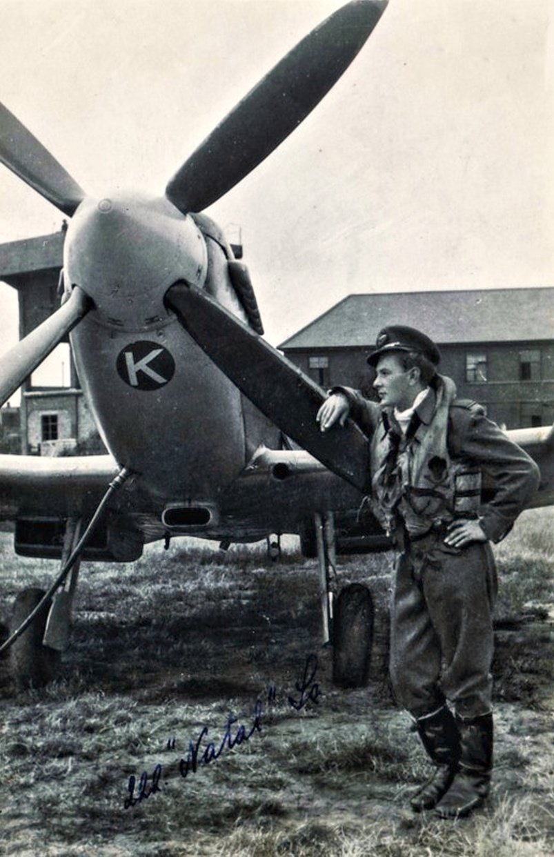 Piloot Otto Smik bij de propeller van zijn gevechtsvliegtuig.