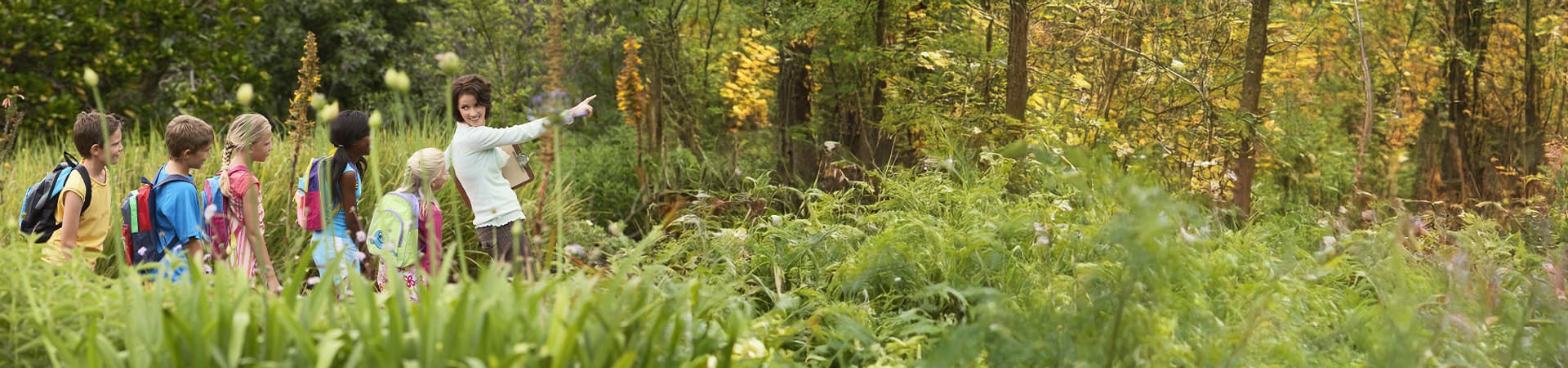 Juf gaat met kinderen het bos in