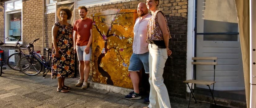 Grijs elektriciteitskastje veranderd in een kleurrijk kunstwerk