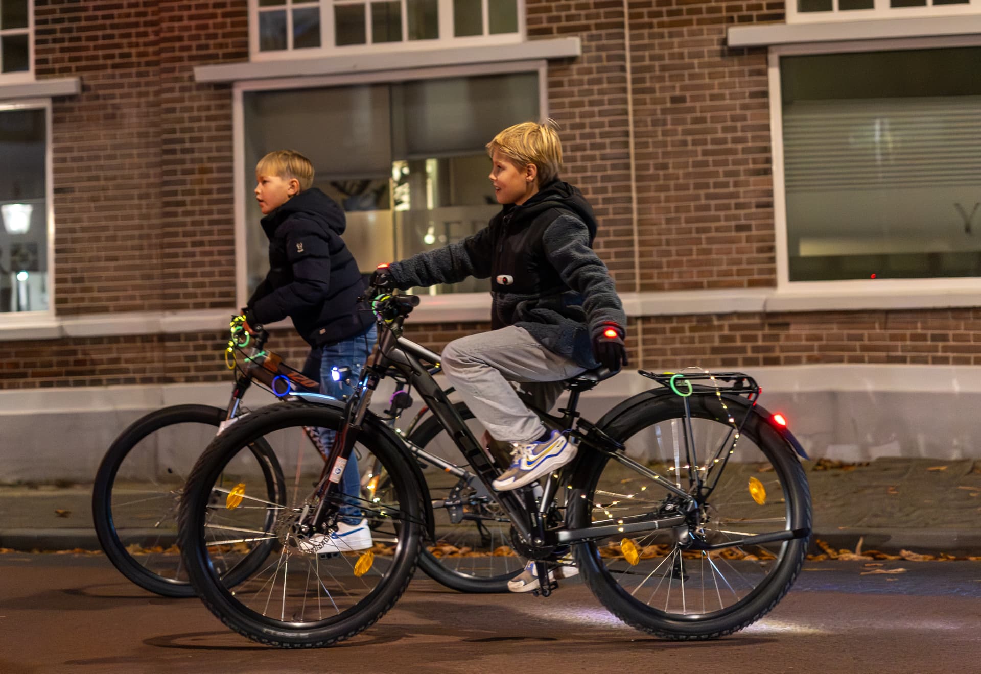 Jongen op fiets