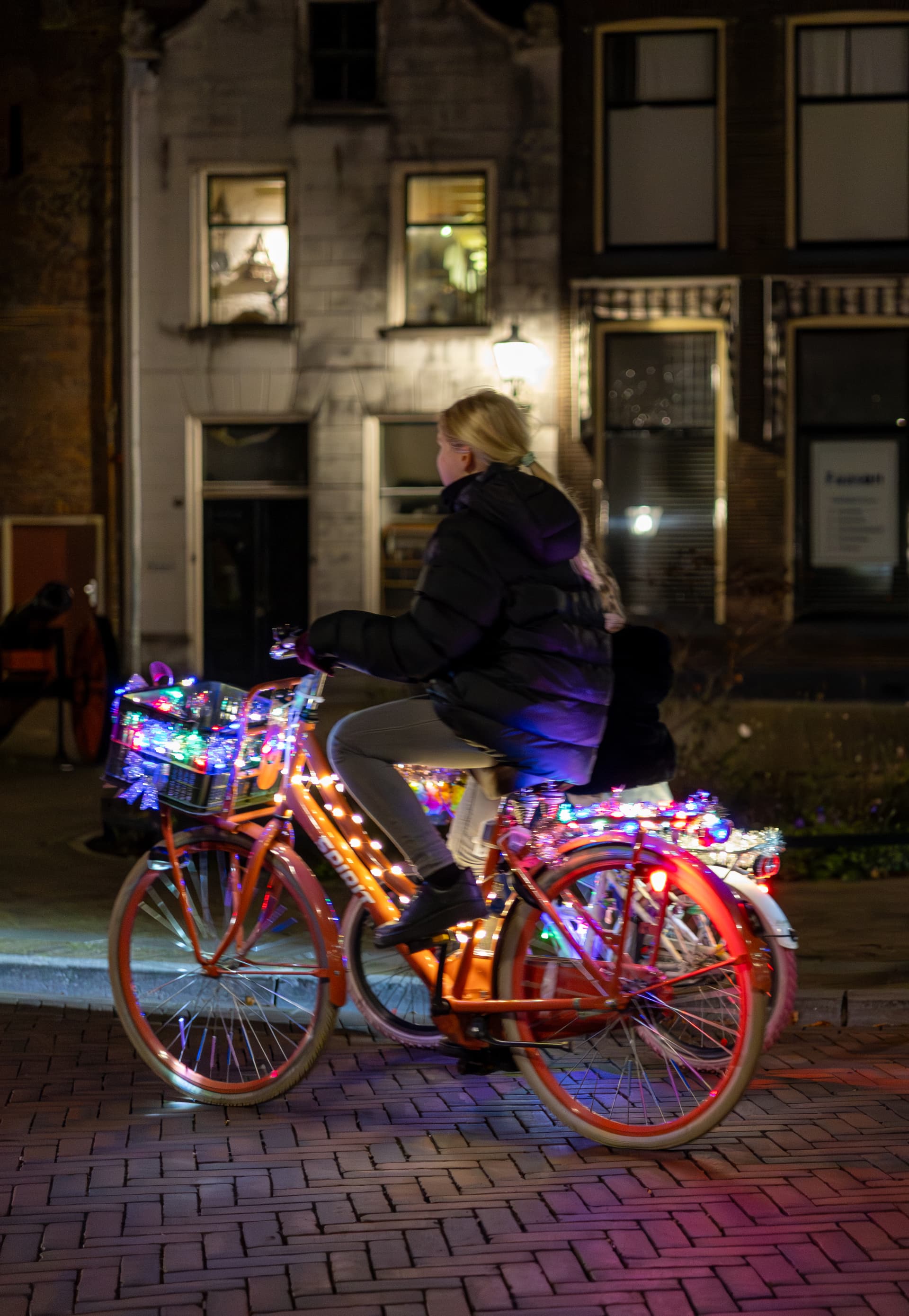 meisje op verlichte fiets