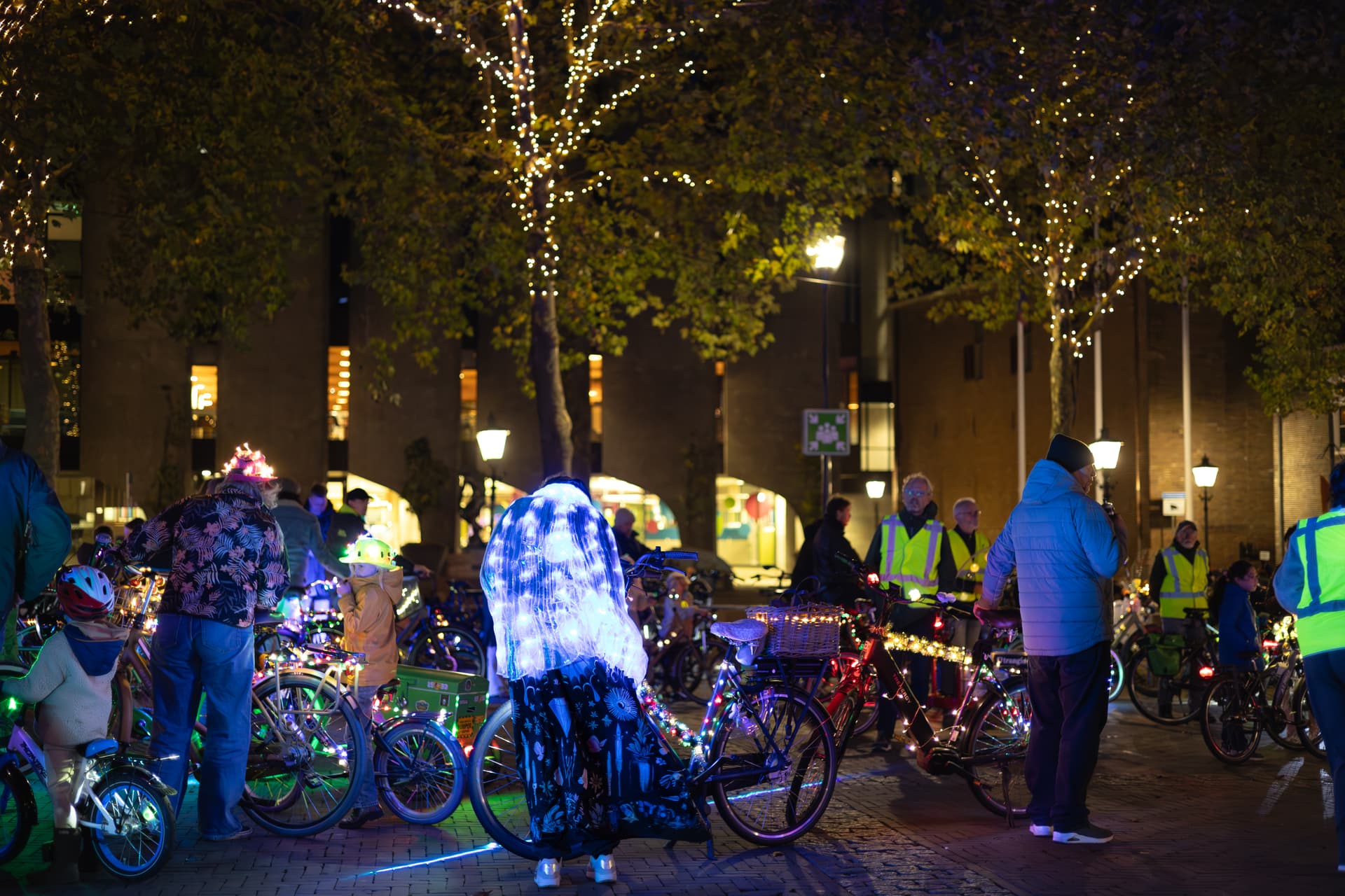 Grote Kerkplein met verlichte fietsen