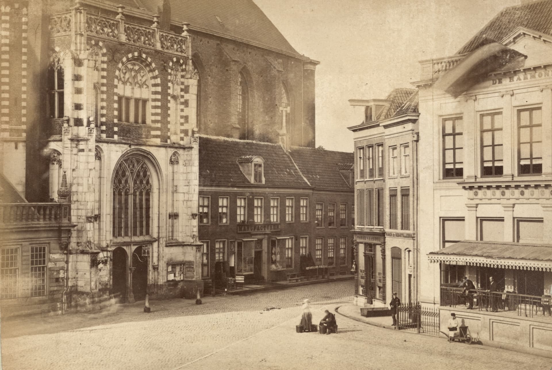 De gesloopte voorganger. Winkel met op de voorgevel ‘manufacturen’. (Collectie Overijssel, collectie Deutmann)