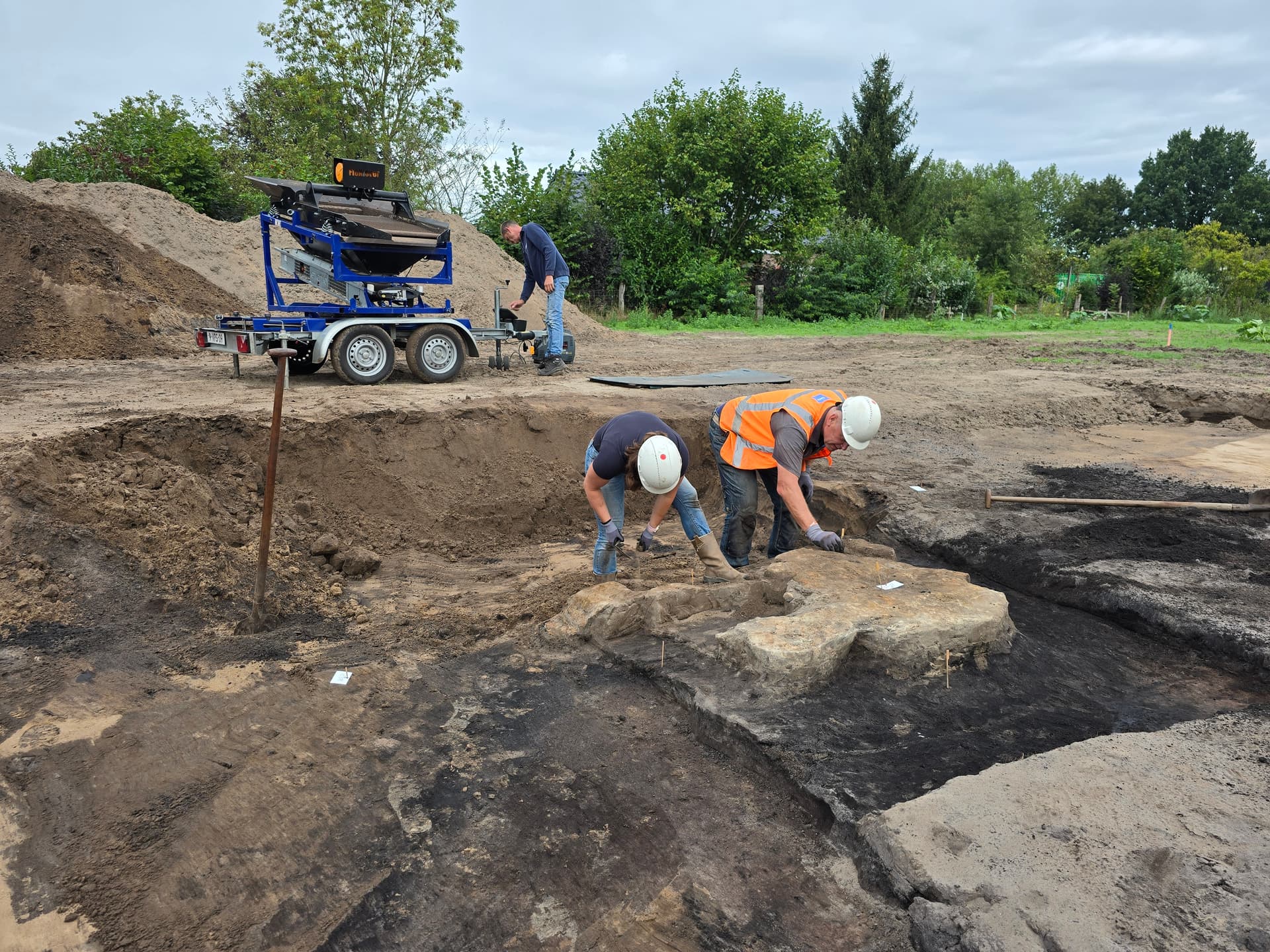Het opgraven van de ingestorte oven bij een opgraving op het Stinshof in 2024. (Erfgoed gemeente Zwolle)