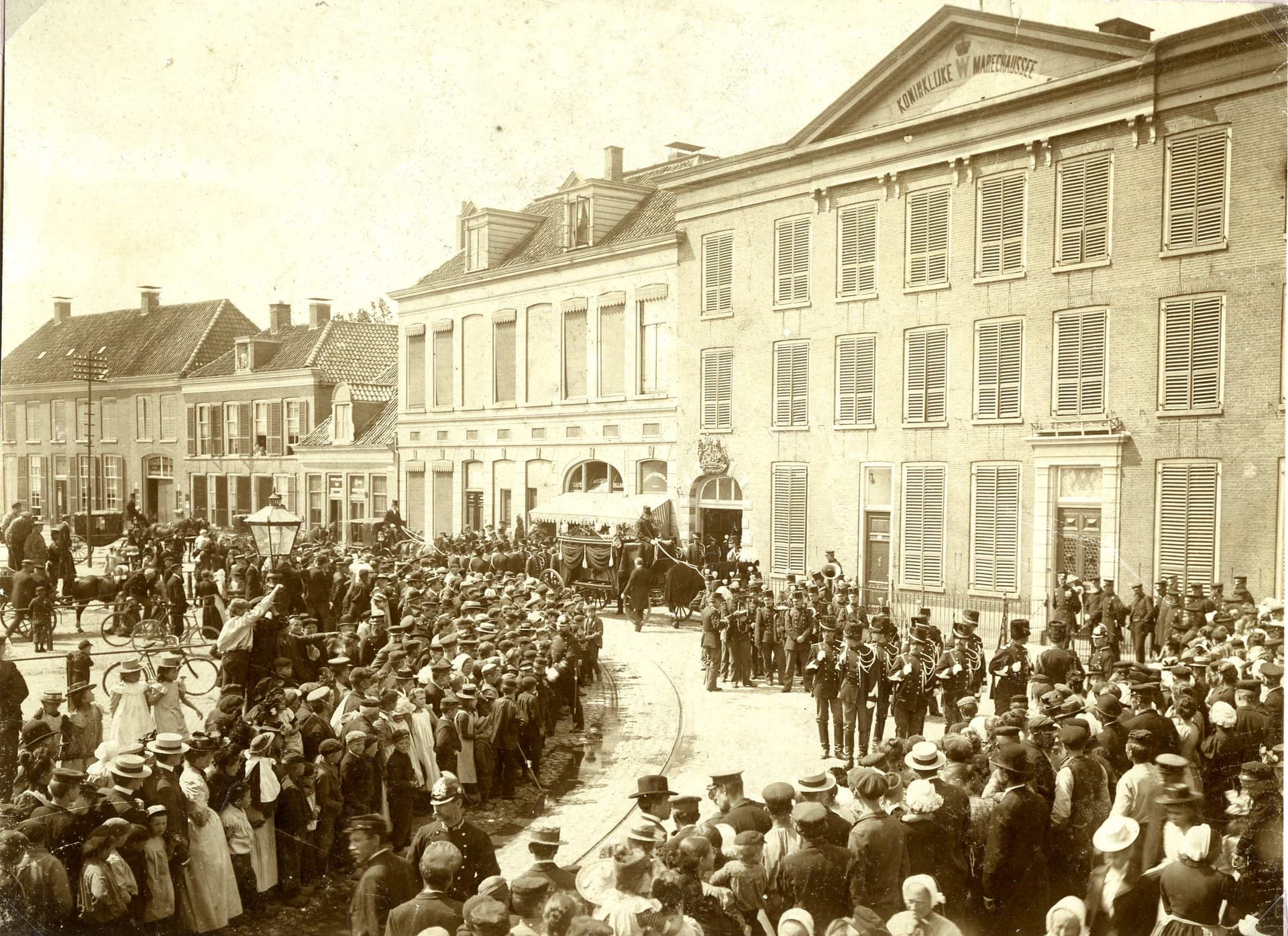 Aan de rechterzijde is Marechausseekazerne aan het begin van de twintigste eeuw zichtbaar. De afbeelding toont de begrafenisstoet van een marechausseemedewerker.