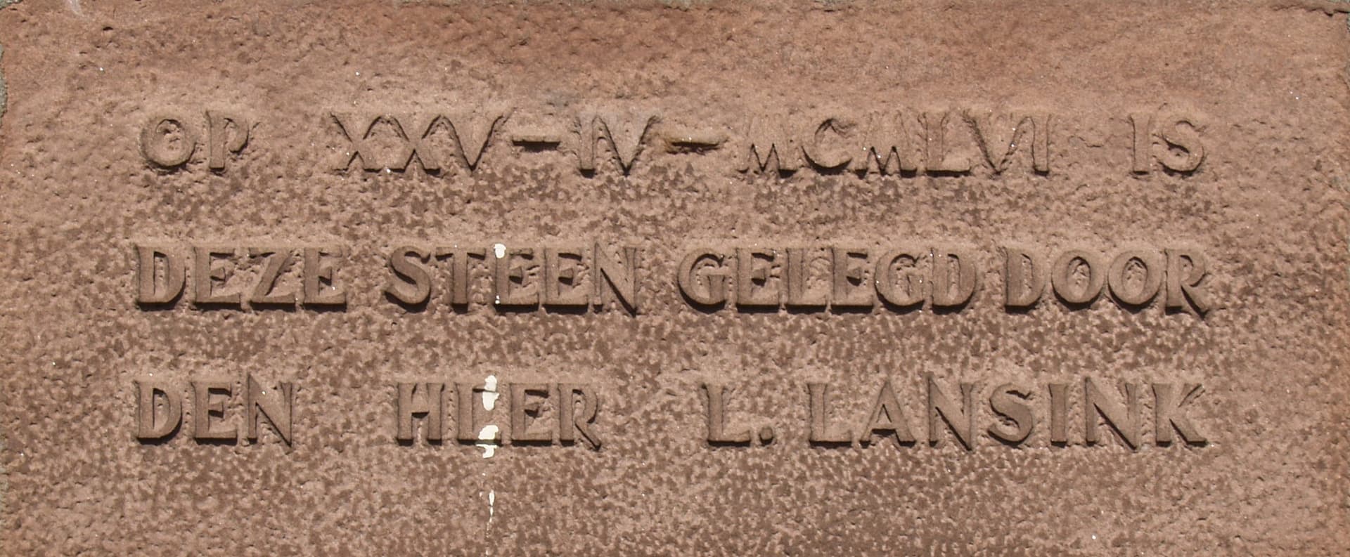 Steen bij de Zaagtandwoningen