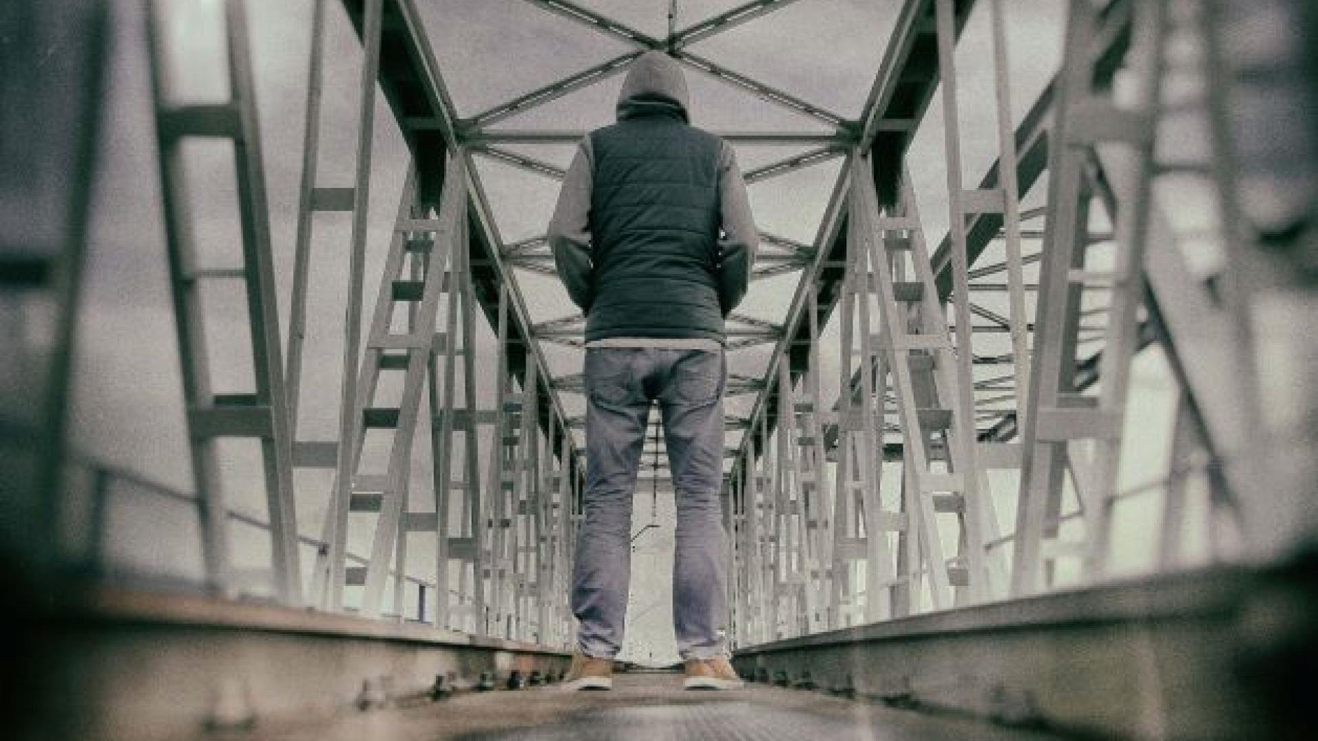 Man op een brug