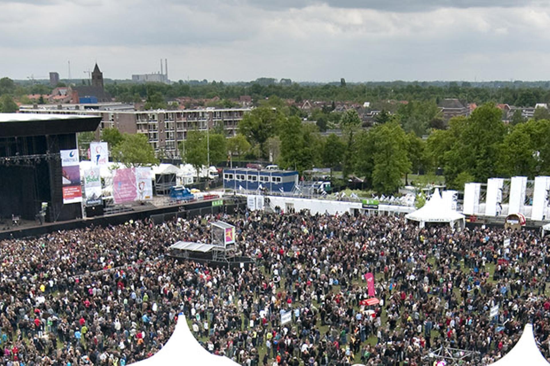 Foto van het hoofdpodium tijdens Bevrijdingsfestival Overijssel