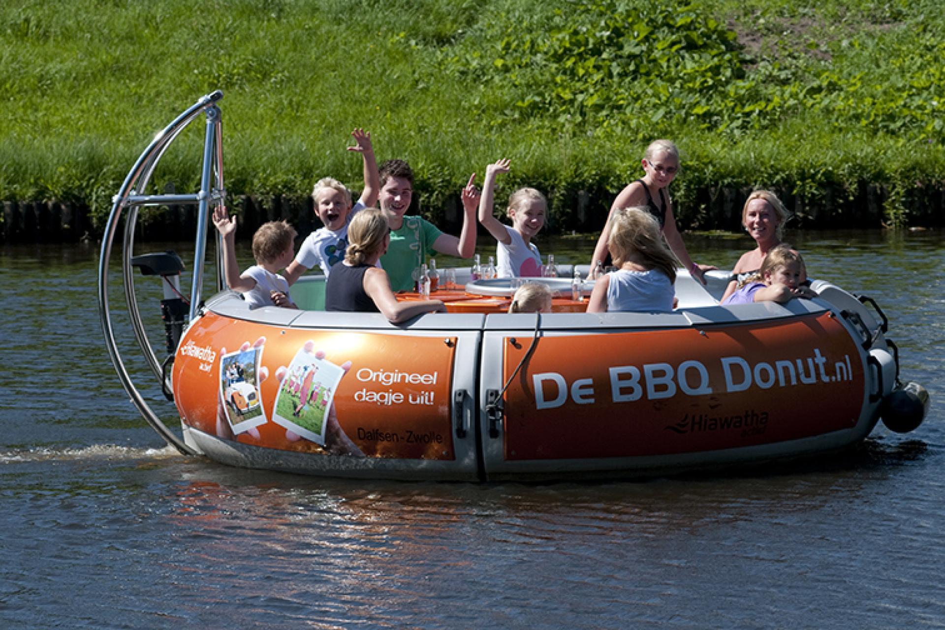 Een barbecue donutboot op het water