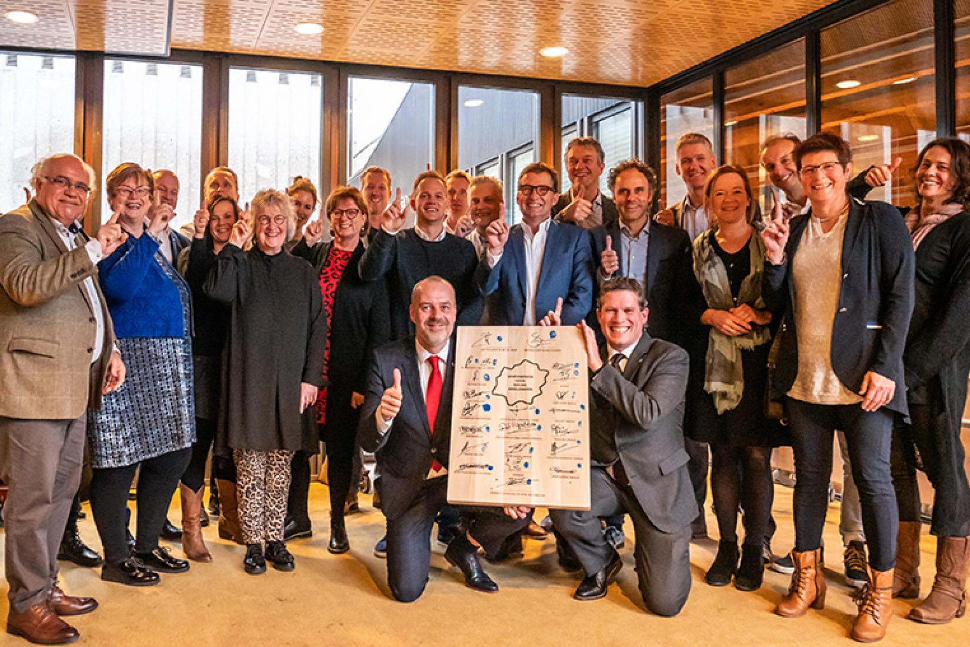 The municipality of Zwolle and several organisations signed a convenant at the city hall. They sealed their cooperation with a blue fingerprint. 