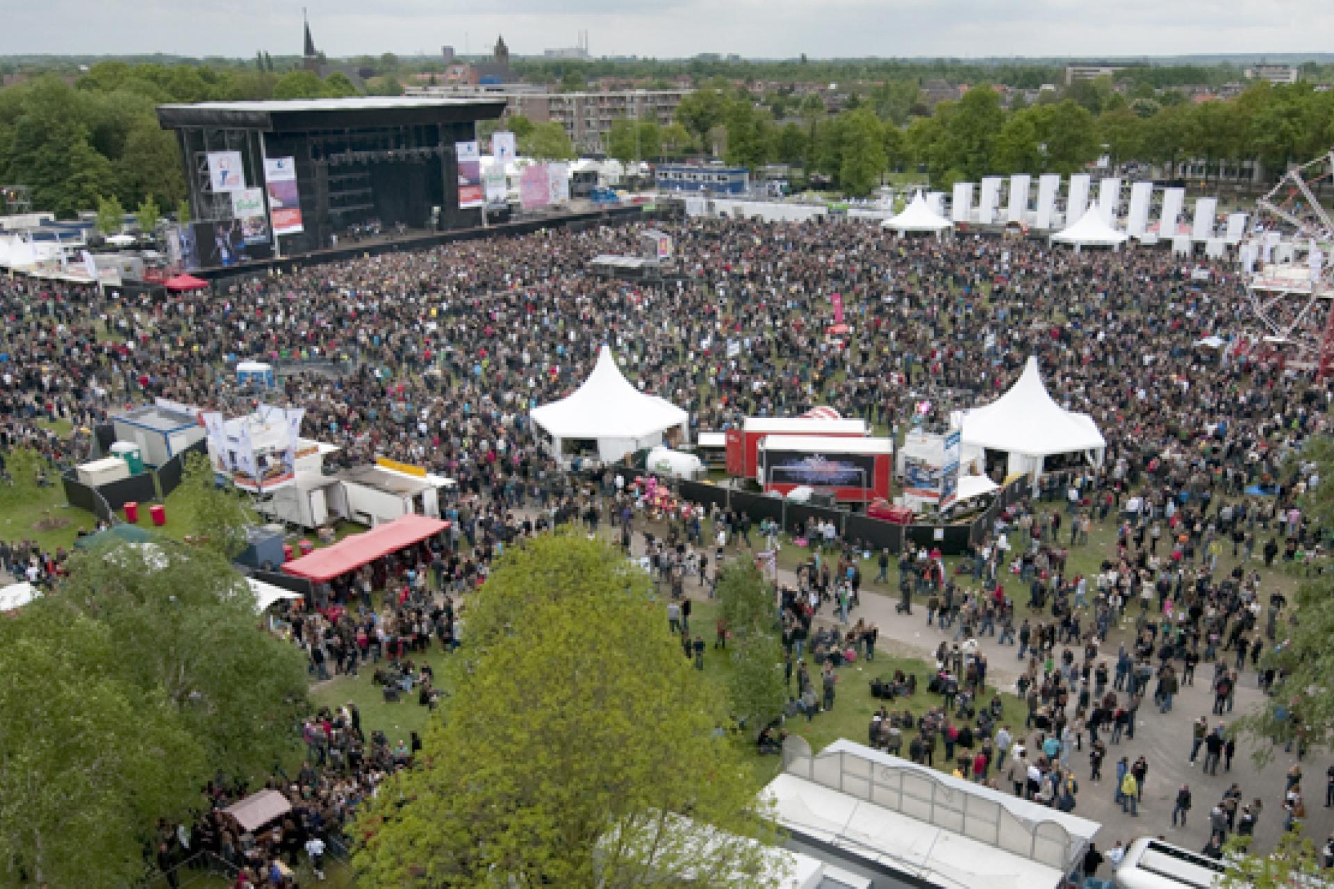 Foto van bezoekers bij het podium tijdens Bevrijdingsfestival Overijssel