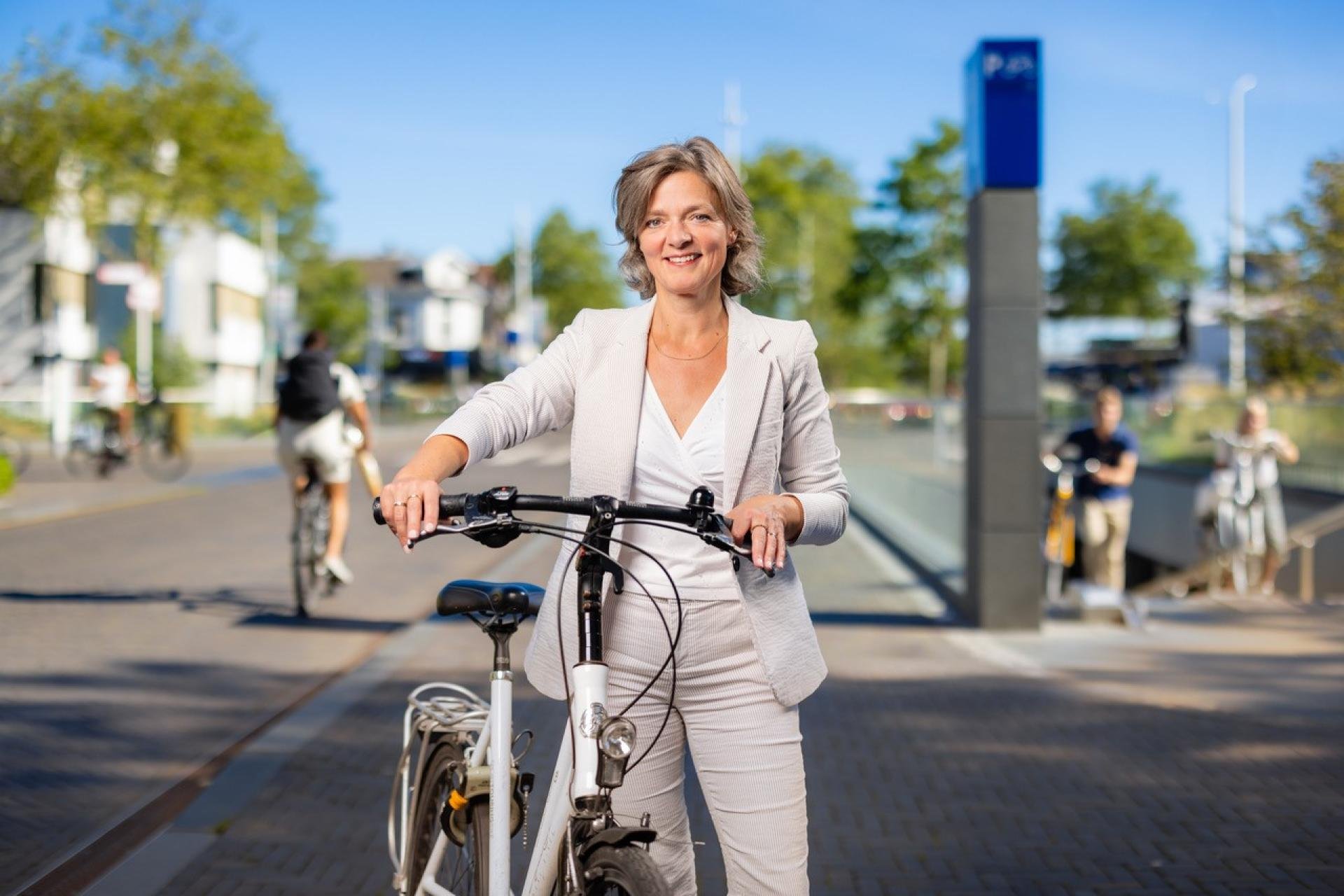 Wethouder Gerdien Rots op de fiets tijdens de European Week of Mobility