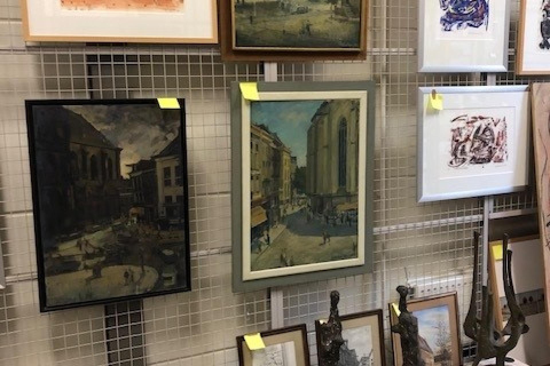 impressie van schilderijen die verkocht worden tijdens verkoopdag